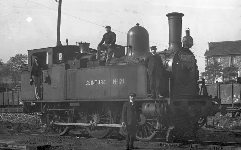 La locomotive à vapeur n°21 de la Ceinture, au dépôt-relais de la Glacière-Gentilly.