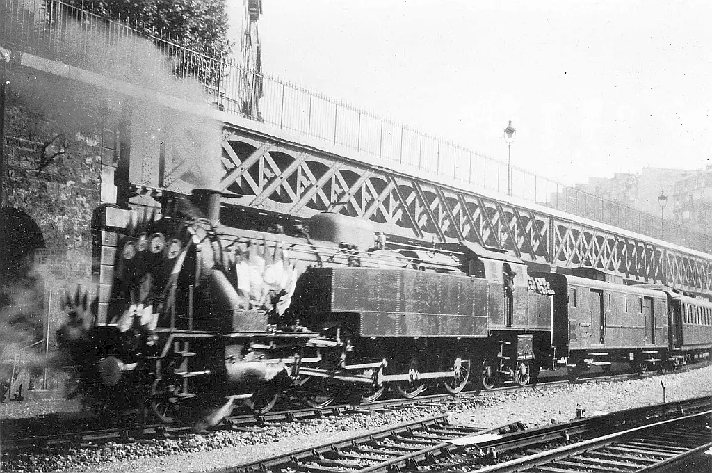 Passage du train spécial amenant le Bey de Tunis à Pereire-Levallois le 14 juillet 1945