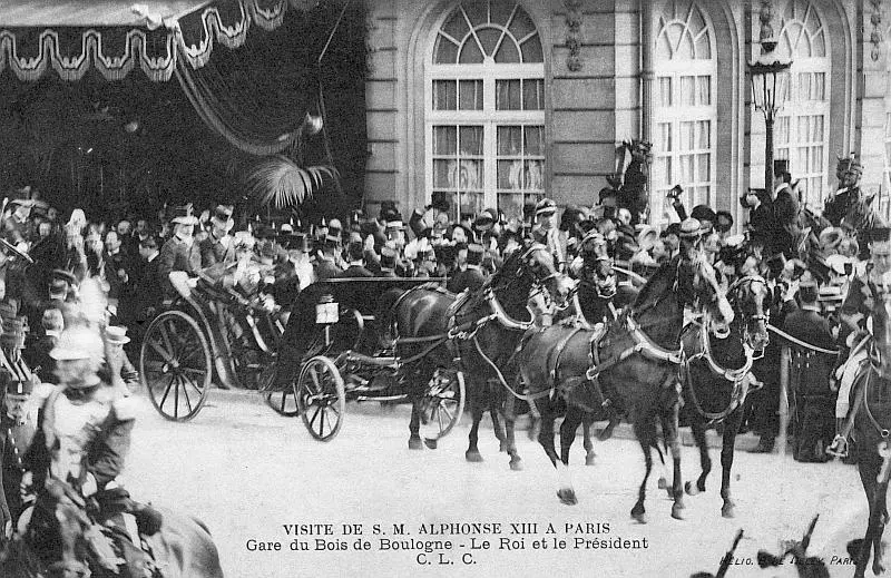 Arrivée du Roi d'Espagne à la station de l'Avenue du Bois de Boulogne