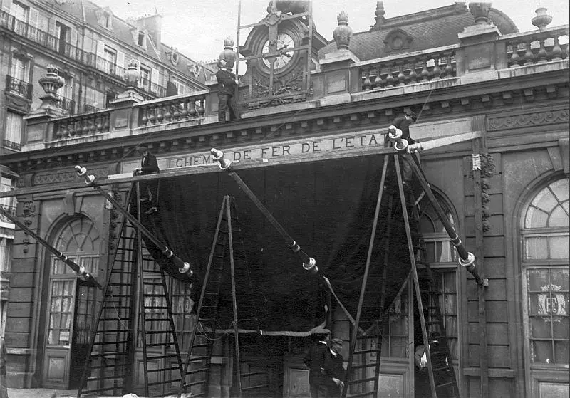Préparatifs pour la réception du Roi d'Espagne à la station de l'Avenue du Bois de Boulogne