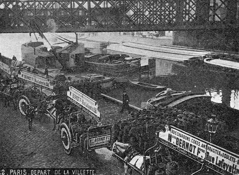 Le pont cage de la Petite Ceinture sur le canal de l'Ourcq avec un train.