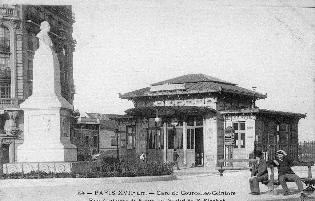 Le bâtiments des voyageurs de la station Courcelles-Ceinture et la statue d'Eugène Flachat
