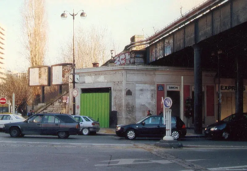 Le modeste bâtiment voyageurs, place Balard, aujourd'hui.