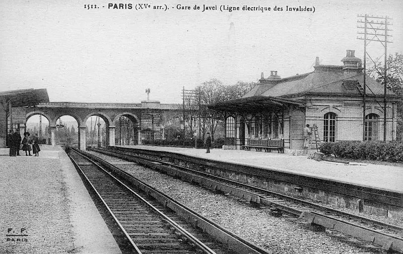 La gare de Grenelle du chemin de fer électrique des Invalides au pied du viaduc d'Auteuil