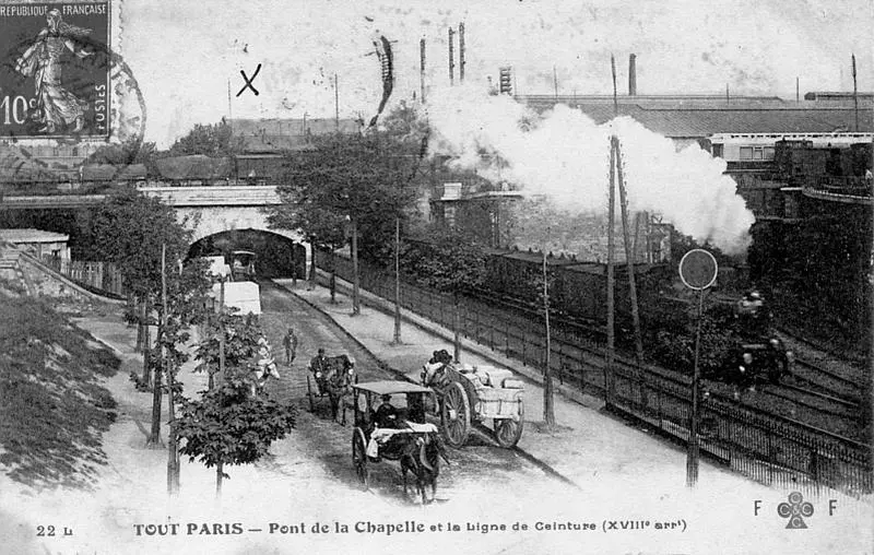 ...puis, après avoir quitté la station, passe devant le raccordement ouest entre les voies de la Petite Ceinture et celles de la gare du Nord.