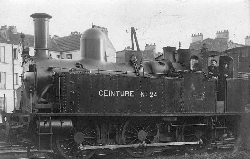 Locomotive n°24 de la Ceinture en tête d'un train de voyageurs.