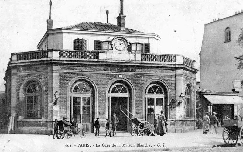 Animation devant la gare de la Maison-Blanche.