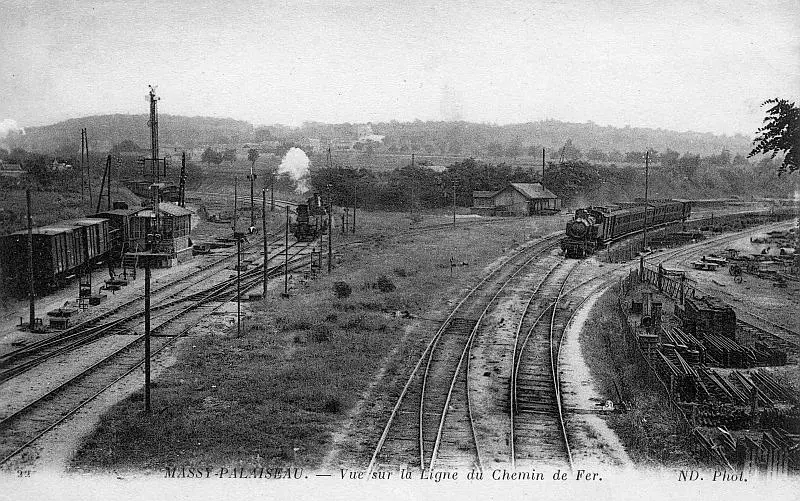 Un train de la Ceinture, tracté par une 230T, arrive en gare de Massy-Palaiseau.