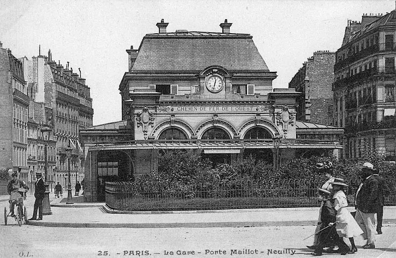 Le bâtiment des voyageurs de la station Neuilly-Porte Maillot
