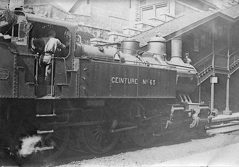 Locomotive n°63 de la Ceinture stationnant Boulevard Ornano