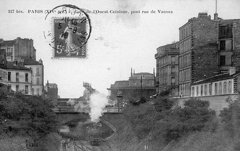 Un train au départ de la gare de l'Ouest-Ceinture.