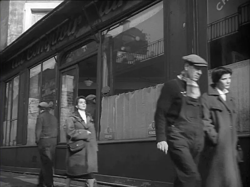 Reflet du train sur le pont de la rue des Orteaux, dans la vitre d'un café