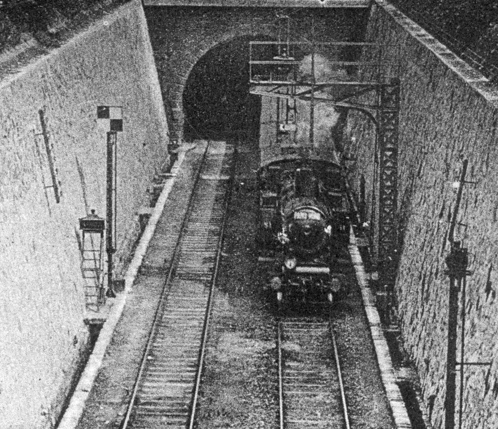 Gros plan sur le train circulaire Paris Nord-Paris Nord dans la tranchée longeant l'actuelle Villa Virginie.
