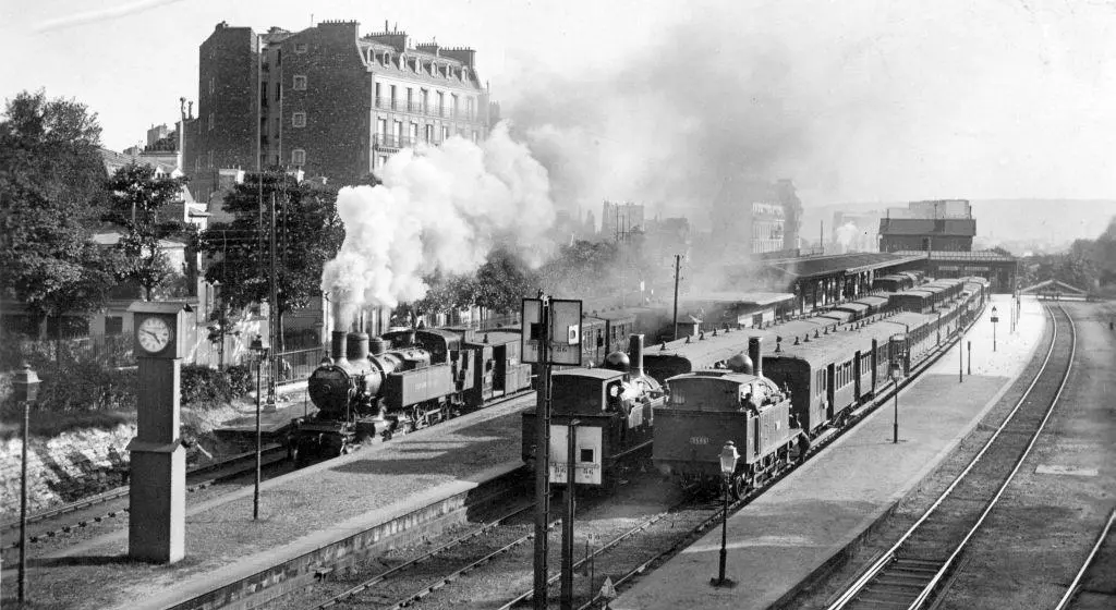 Un train de la Petite Ceinture arrive à son terminus en gare d'Auteuil-Boulogne au lendemain de la Première Guerre Mondiale