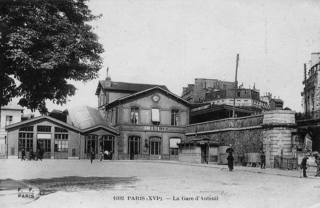 La gare et la porte d'Auteuil.
