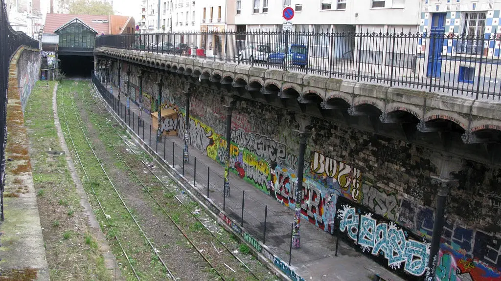 Quai extérieur de la station Avenue de Saint-Ouen privatisé par le Hasard Ludique