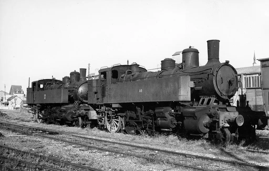 Locomotives 230 T Ceinture garées à Bapaume à la fin des années 1950