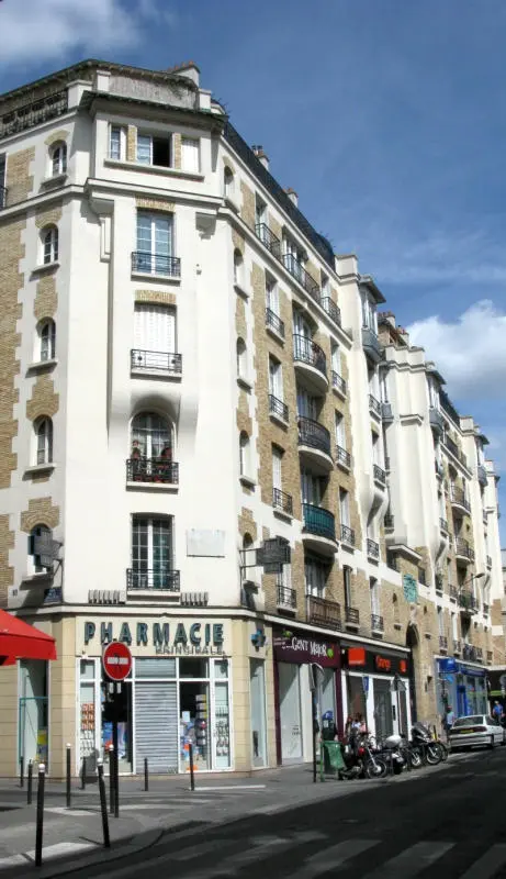Immeubles d'habitation de la fondation Rothschild situés à l'angle des rues de la Villette et de Belleville. Cliché : Bruno Bretelle Tous droits réservés.