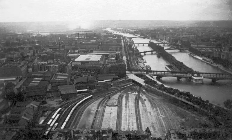 La gare du Champs de Mars vers 1935, vue depuis la Tour Eiffel.