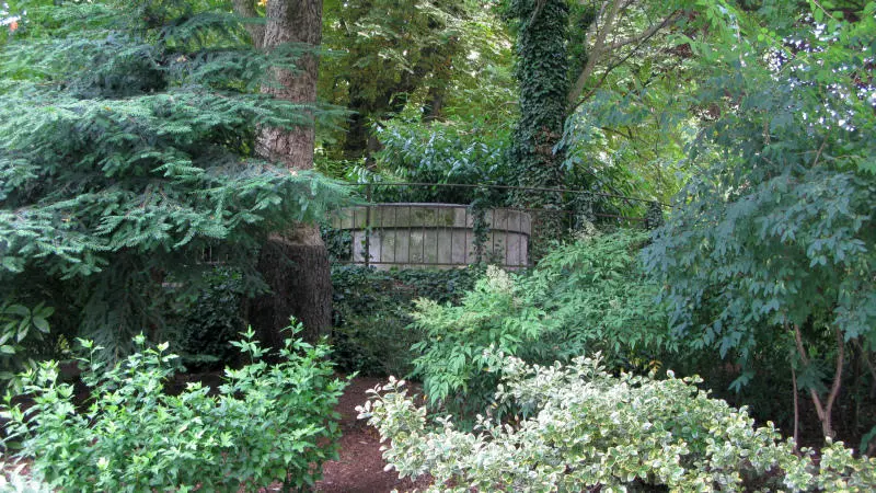 La cheminée d'aération du tunnel de la Petite Ceinture dans le parc Montsouris.