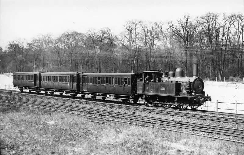 Un train omnibus circule vers Achères au début des années 1930