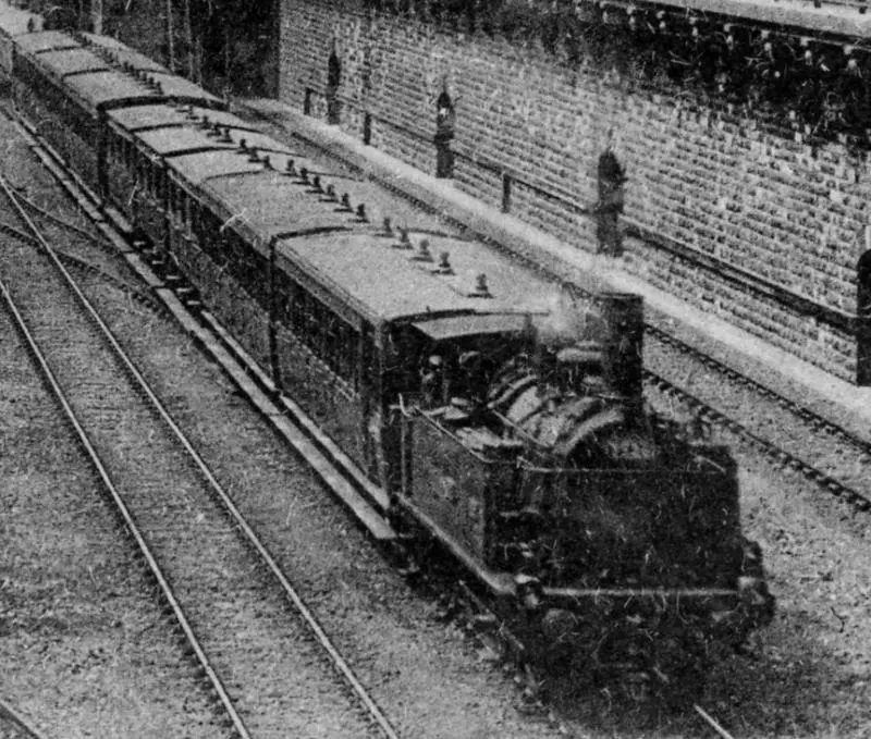 Gros plan sur un train de la ligne d'Auteuil vers la station Pereire-Levallois vers 1900
