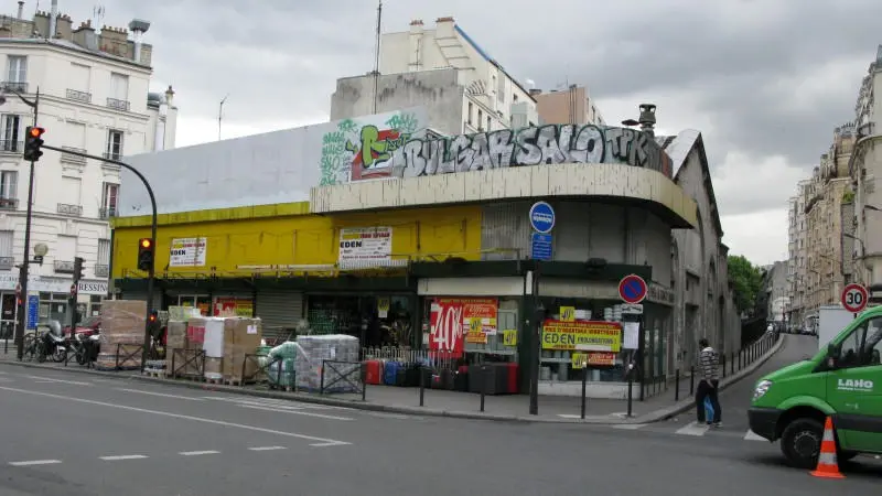 Façade actuelle de la gare de l'avenue de Saint-Ouen, issue de l'ajout de constructions commerciales.