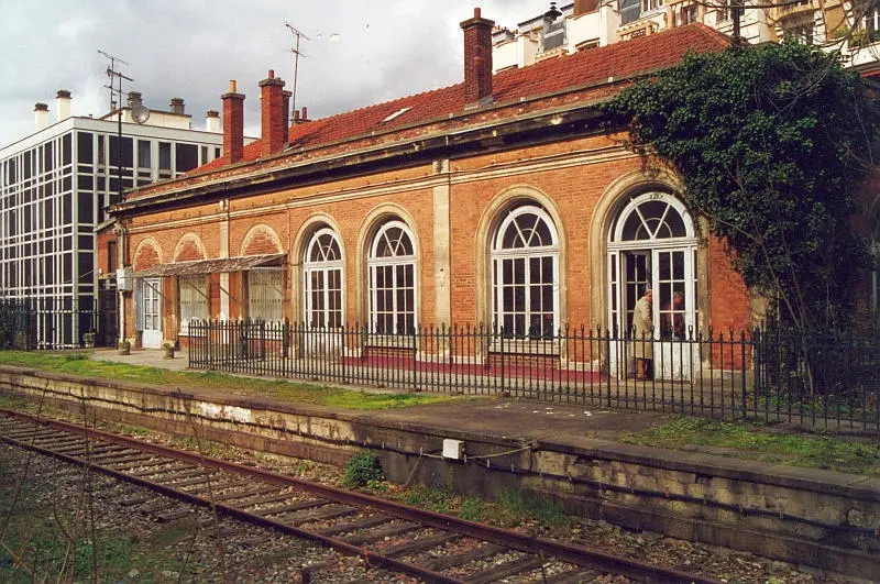 Vue de la gare de Vaugirard-Ceinture au niveau des quais