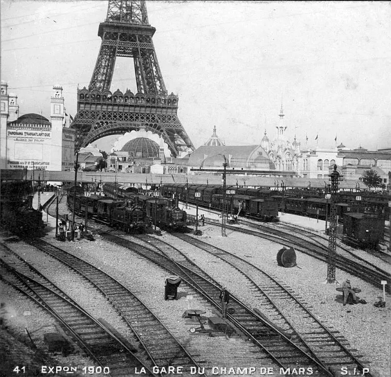 Vue panoramique des voies de la gare du Champ-de-Mars prise en direction de la Tour Eiffel
