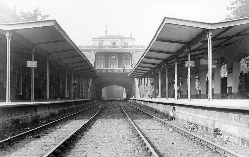 Installations de la station du parc Montsouris vue des voies