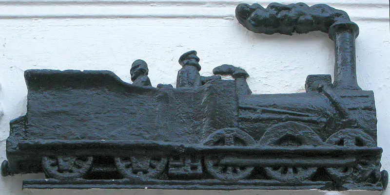 Locomotive figurant au fronton du 117 de la rue d'Avron