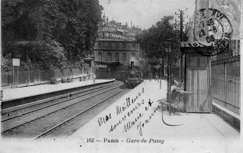 Entrée d'un train en gare de Passy.