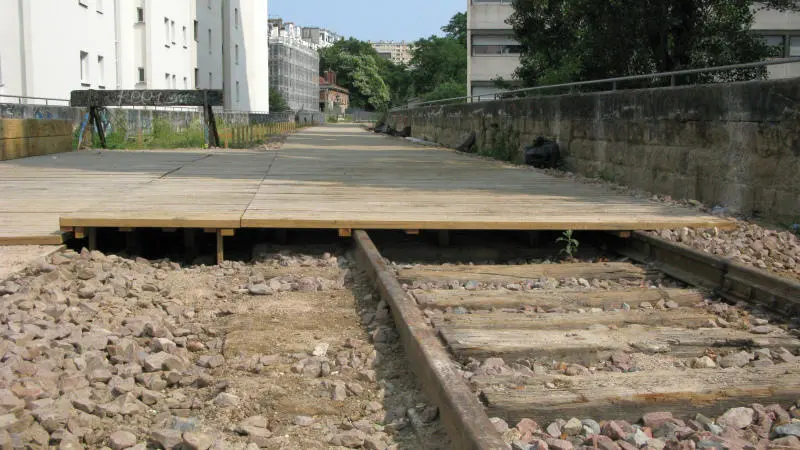 Section de la promenade du 15e comportant un platelage amovible posé sur la voie de la Petite Ceinture