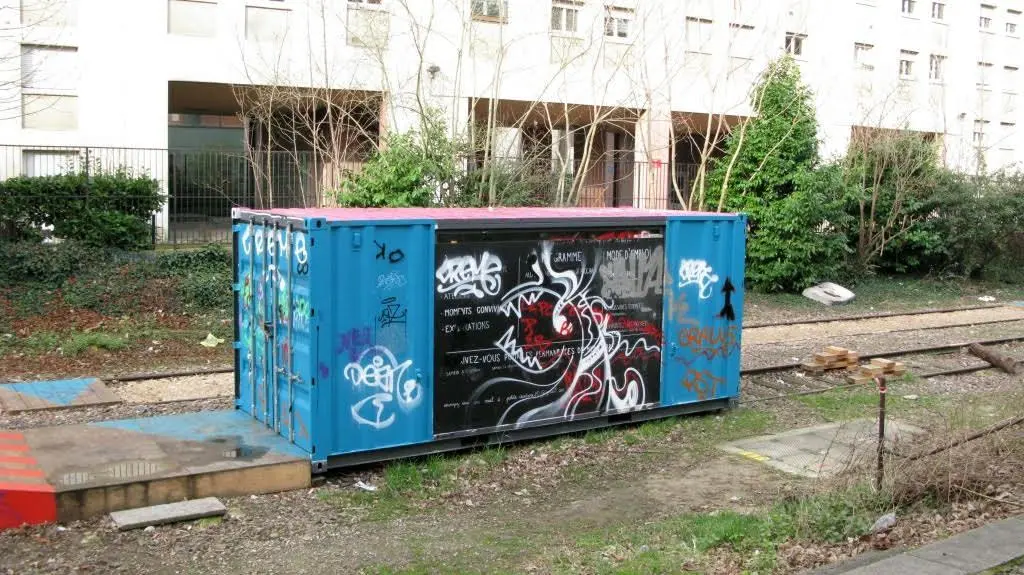 Conteneur du chantier participatif de 2016 dans le 20e dégradé en février 2017