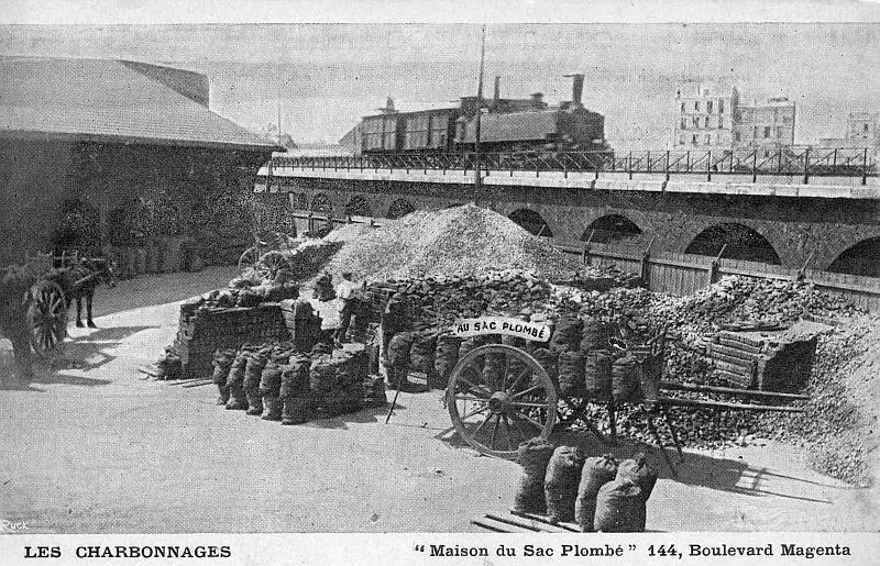 Train de marchandises sur la Petite Ceinture, tracté par une locomotive de type 040T.