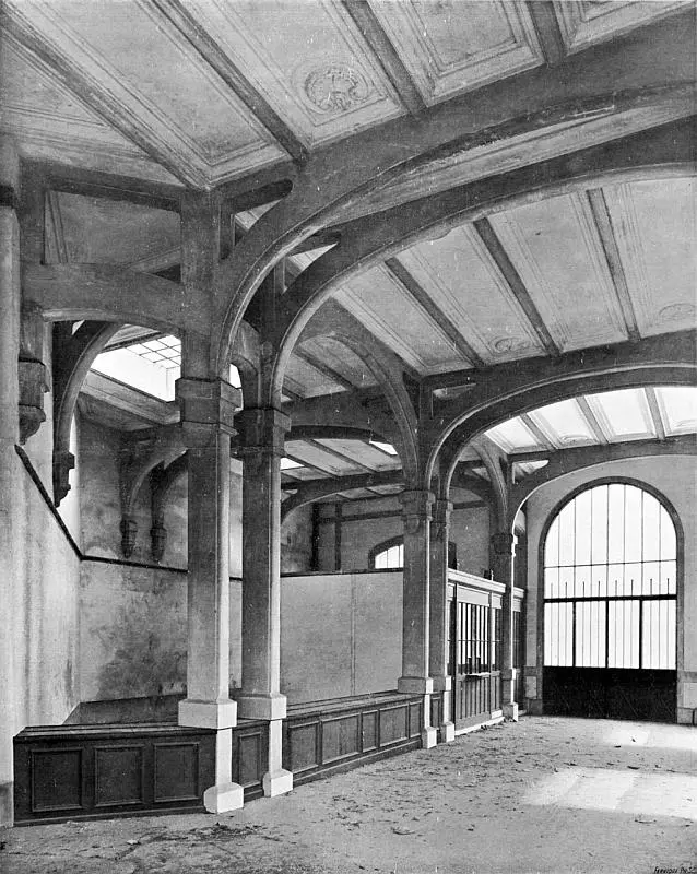 Vue du hall d'entrée et des guichets de la gare de la rue Claude Decaen