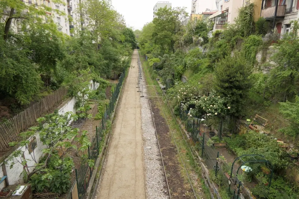 Promenade du 18e arrondissement - pose de la grave sur la voie intérieure