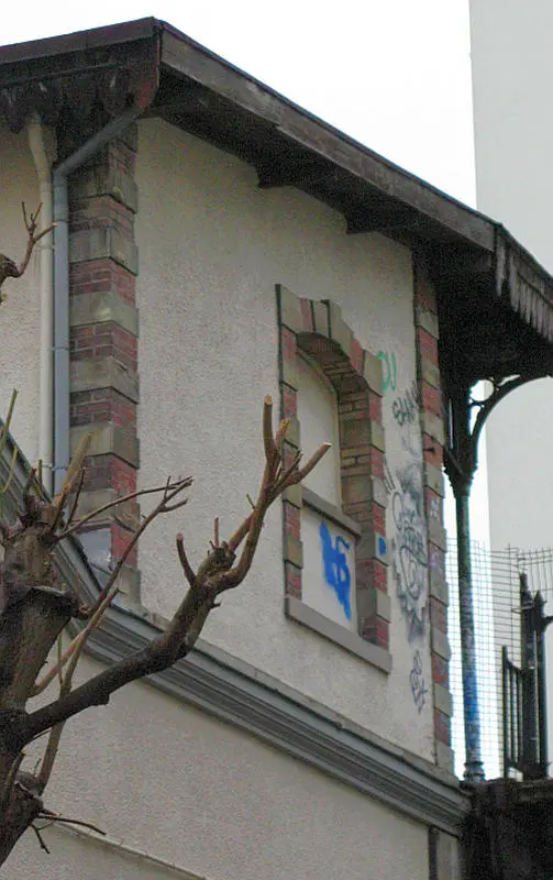 Détail du bâtiment de la station de la rue d'Avron au niveau des quais