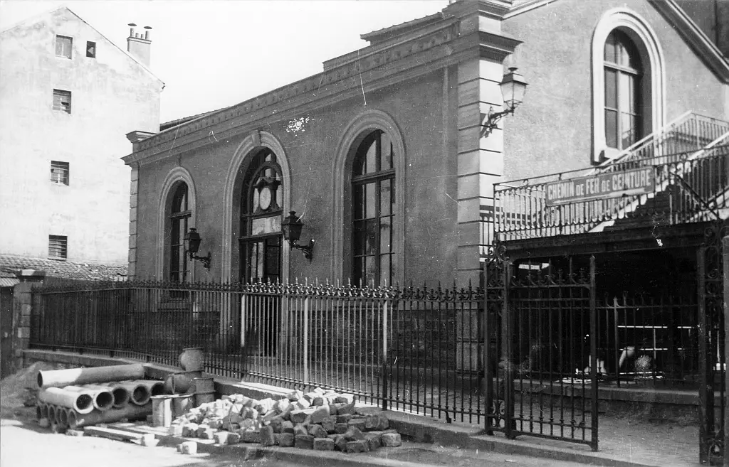 Vue du bâtiment de la station Rue d'Avron depuis la rue Gambon, vers 1934
