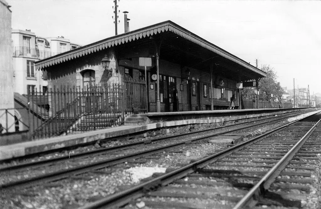 Vue de l'étage supérieur et des quais de la station Rue d'Avron vers 1934