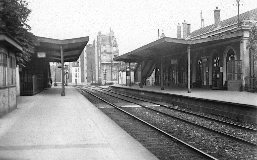 Vue des quais de la station Vaugirard Ceinture en direction de la rue de Vaugirard au début des années 1930.