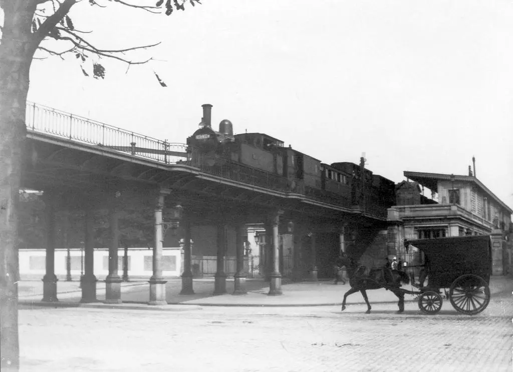 Un train du service circulaire part de la station Avenue de Vincennes vers 1897