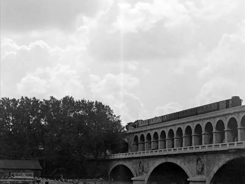 Train de voyageurs franchissant le pont-viaduc du Point du Jour tracté par une locomotive 230 T - film : Études sur Paris (1928)