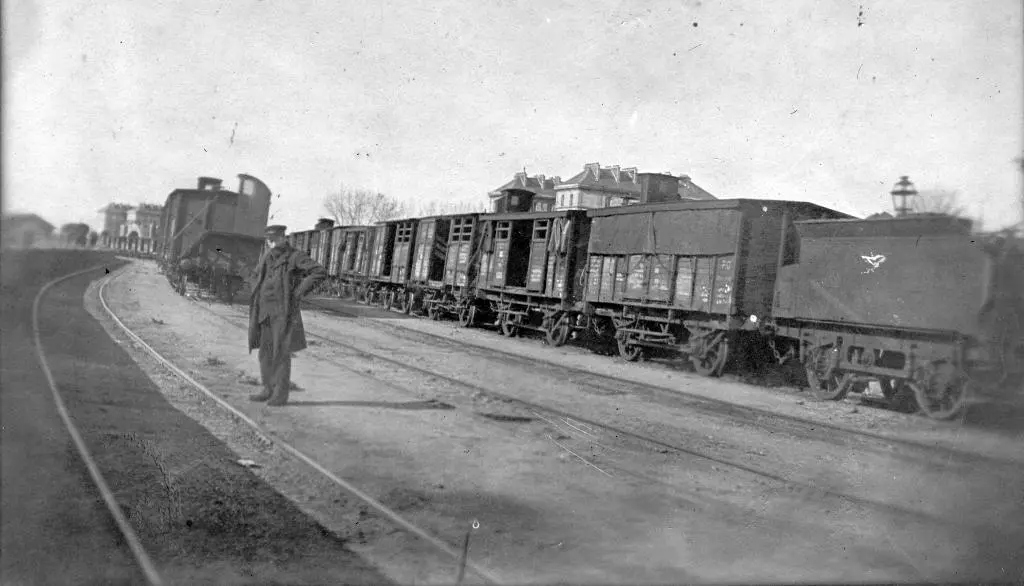 Des trains stationnent la gare de Paris-Bestiaux vers 1900