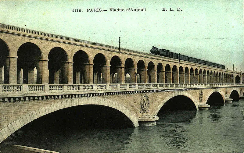 Un train franchit le pont-viaduc du Point du Jour vers 1900.