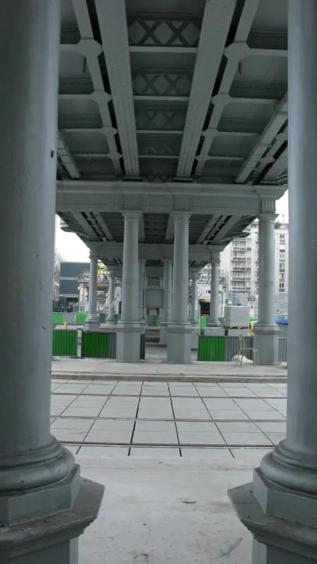 Vue en direction du Nord dans l'axe du viaduc du Cours de Vincennes.