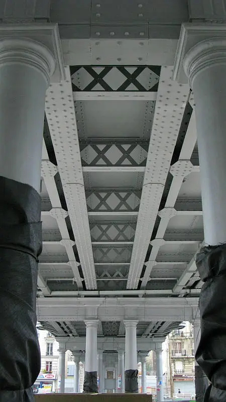 Vue de la voûte du viaduc du Cours de Vincennes.