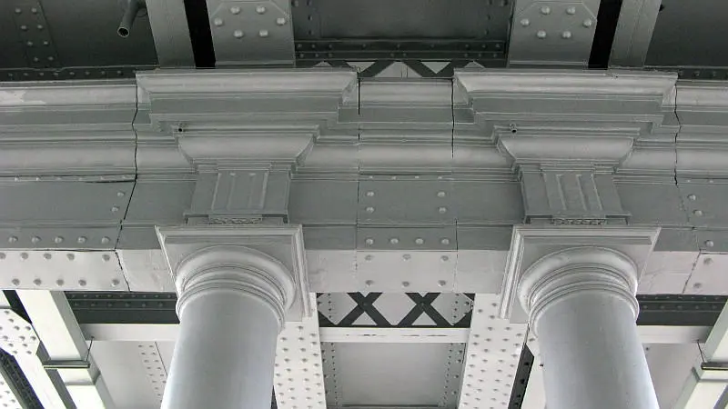 Détail des colonnes du viaduc du Cours de Vincennes.