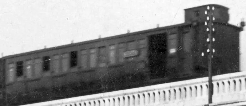 Voiture de 2e classe à vigie de la Petite Ceinture munie d'un compartiment à bagages.