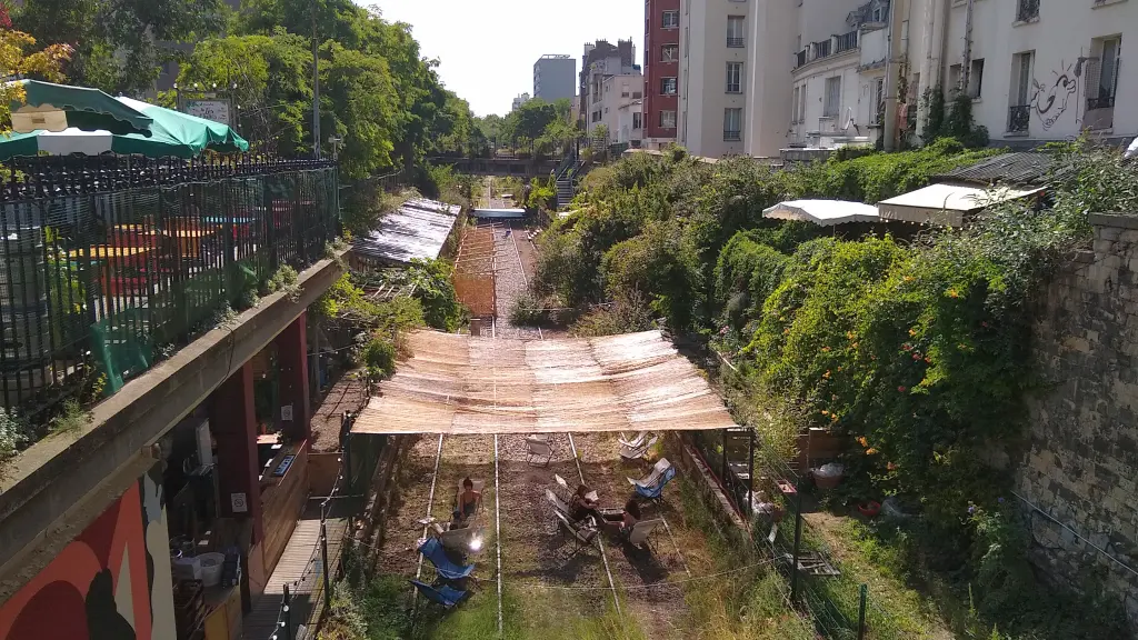 Vue de la plate-forme de la Petite Ceinture ouverte au public durant l'été 2022 dans le 18e